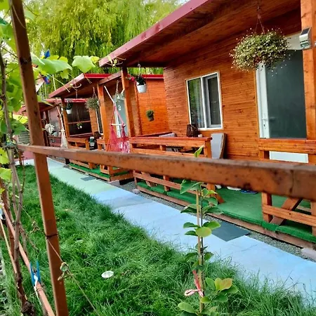 Casuta De La Mare Kemping